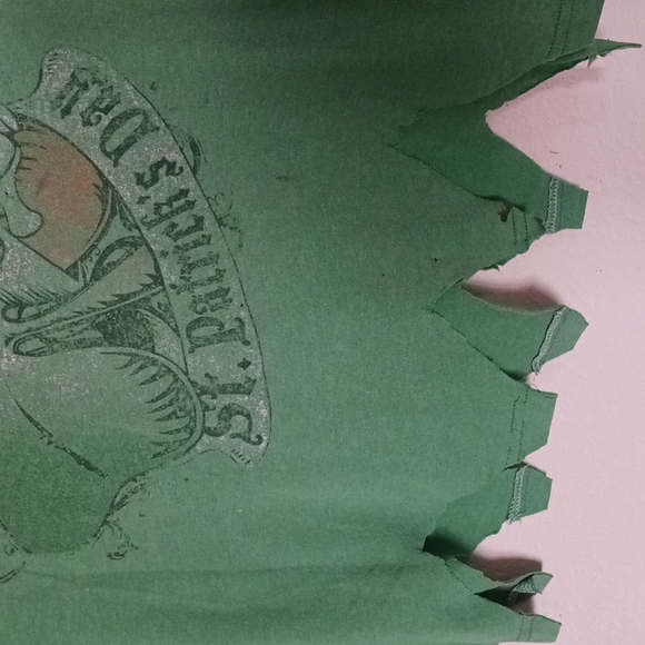 💙Green Saint Patrick's day shirt faded and distressed size large - Picture 13 of 16